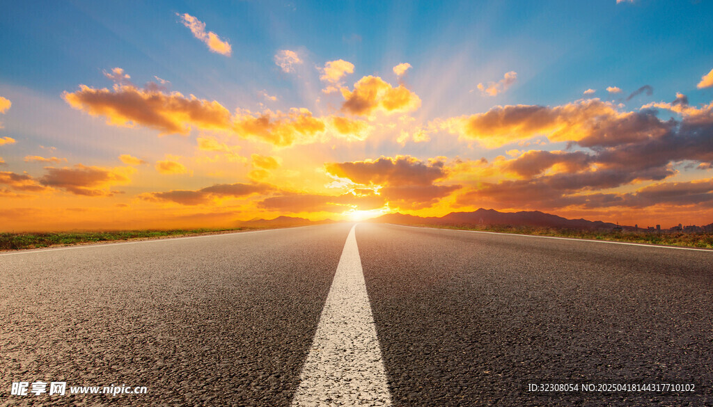 夕阳下的公路延伸向远方
