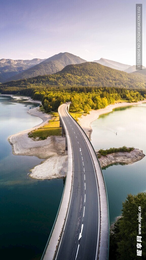 蜿蜒公路伴湖光山色
