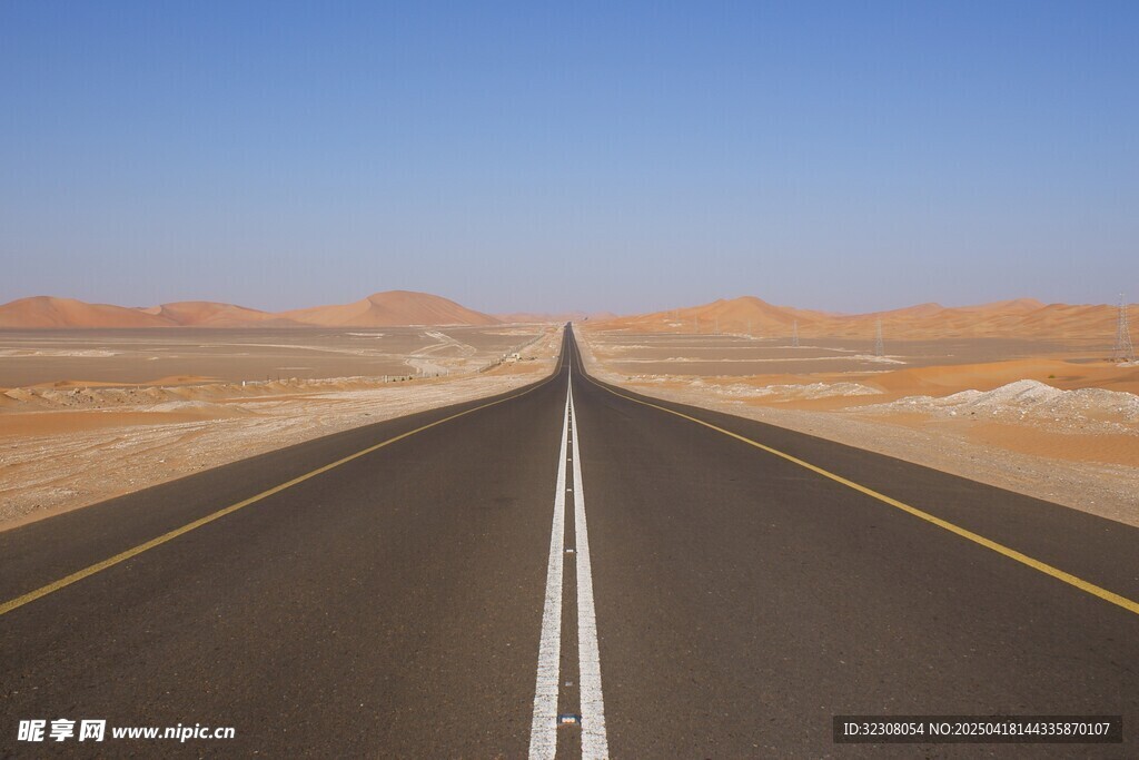 沙漠中的笔直公路