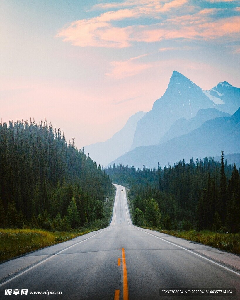 公路延伸向远方的壮美风景