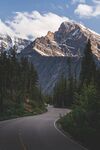 蜿蜒公路旁的壮丽山景