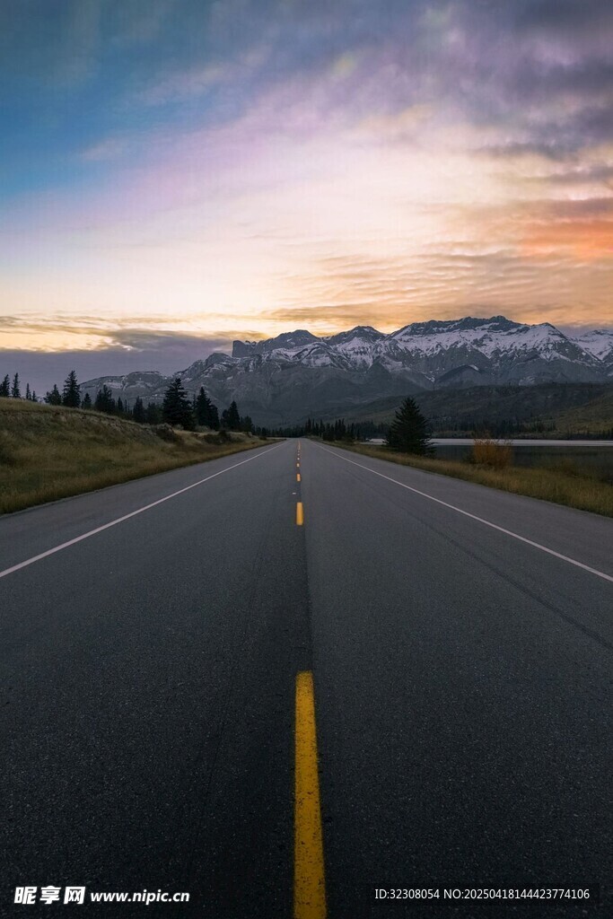 公路尽头的壮丽天空景观