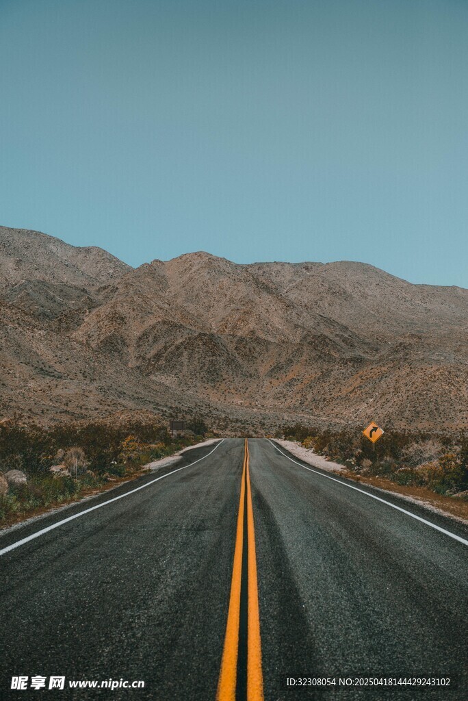 空旷公路延伸向远方