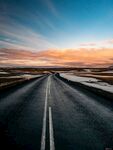 夕阳下的空旷公路