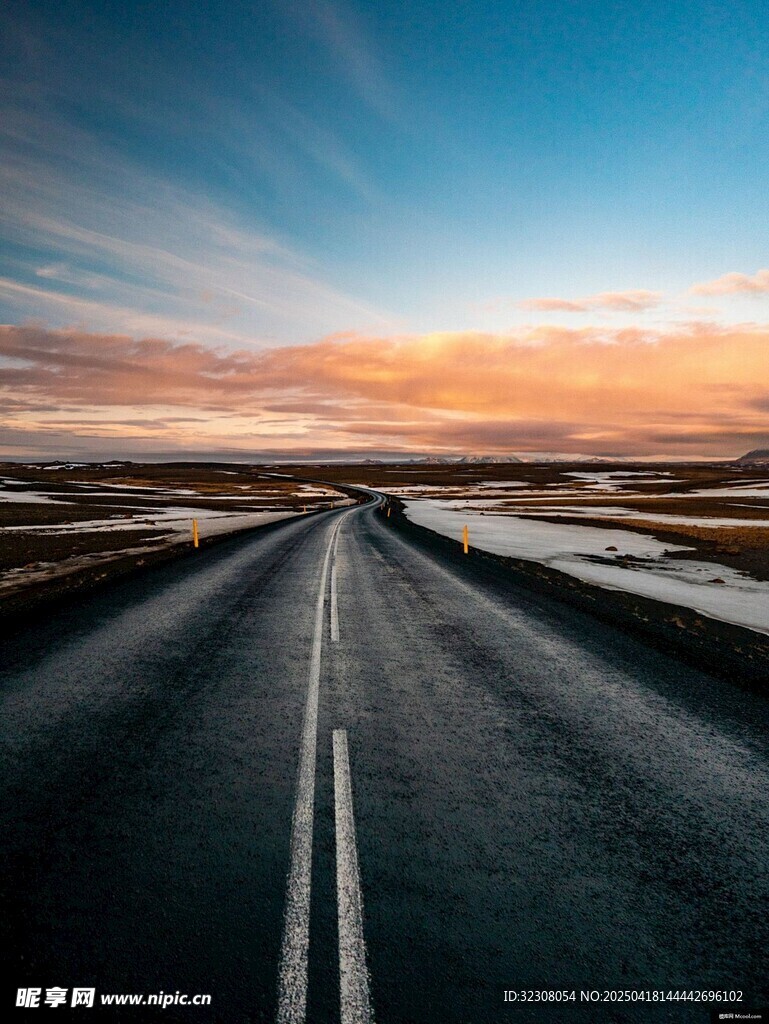 夕阳下的空旷公路