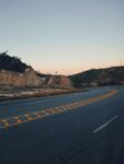 黄昏下的空旷公路
