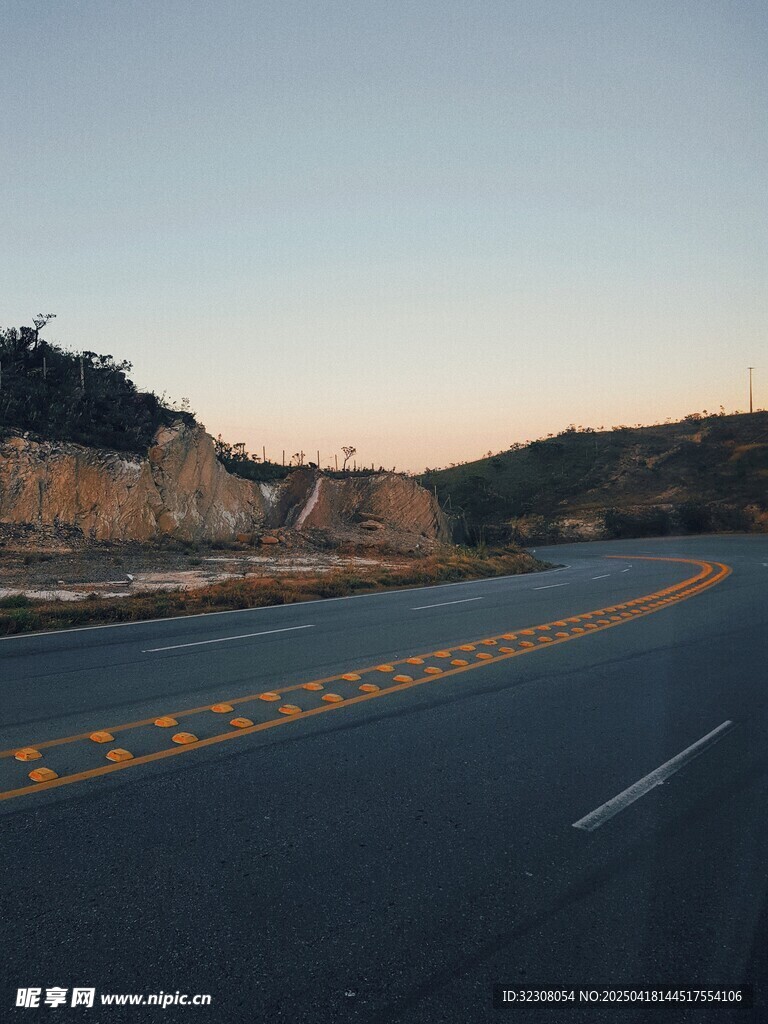 黄昏下的空旷公路