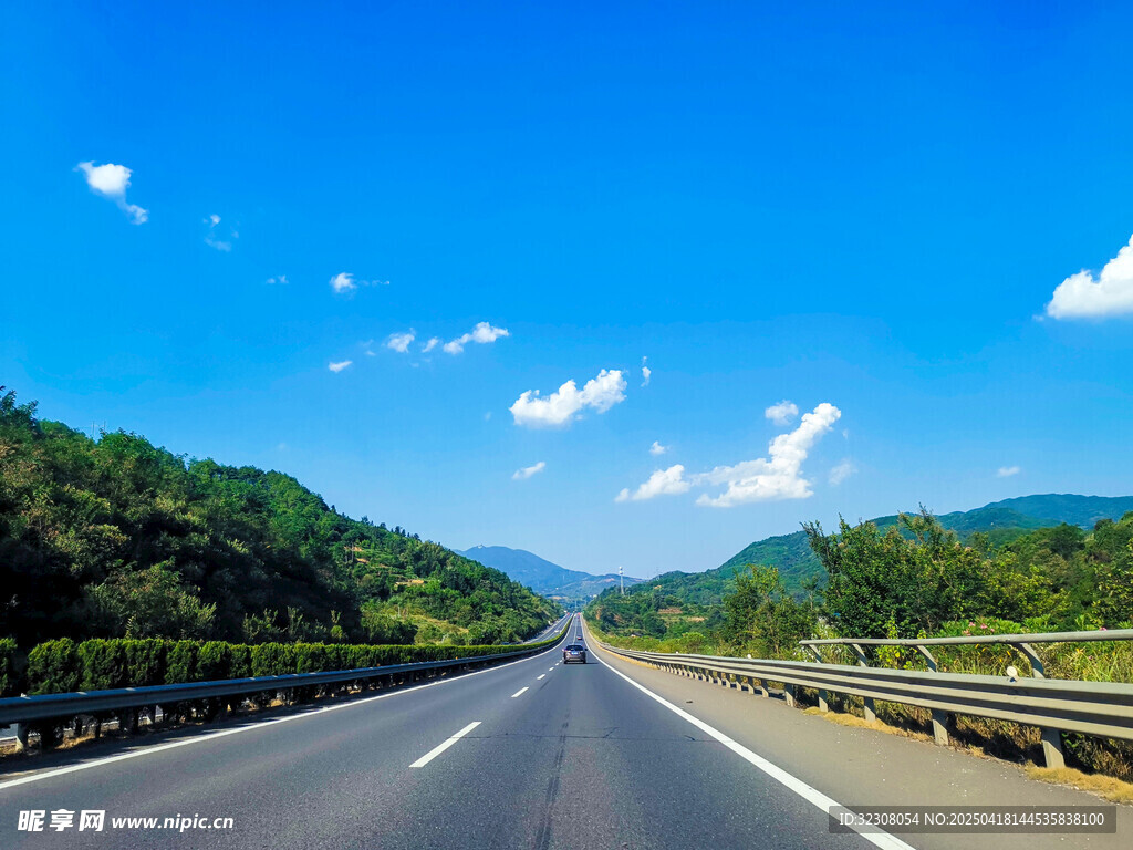 宽阔公路延伸至青山蓝天