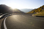 山间公路迎晨曦