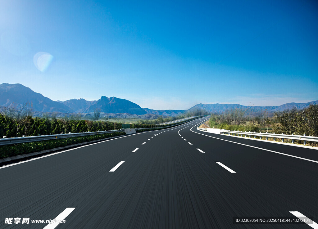 宽阔公路延伸向远方