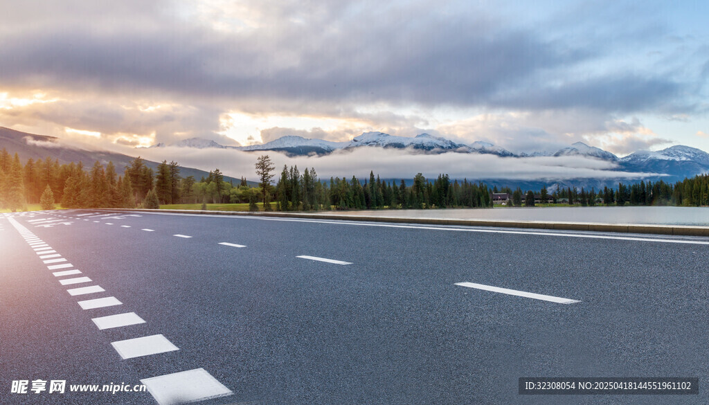 宽阔公路迎日出美景