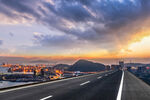 夕阳下的宽阔公路美景