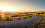 夕阳下的蜿蜒公路美景