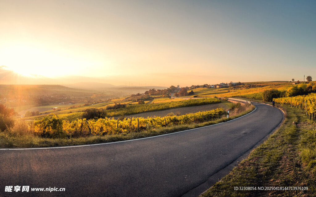 夕阳下的蜿蜒公路美景