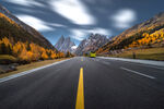 秋日公路旁的壮丽山景