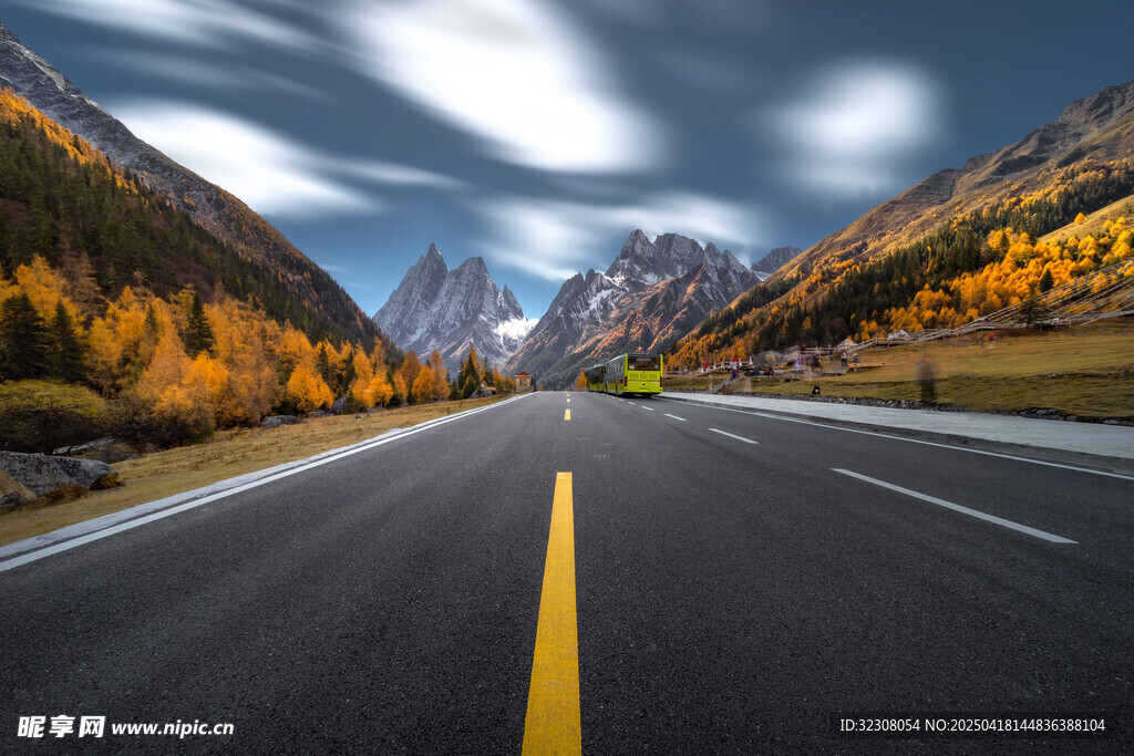 秋日公路旁的壮丽山景