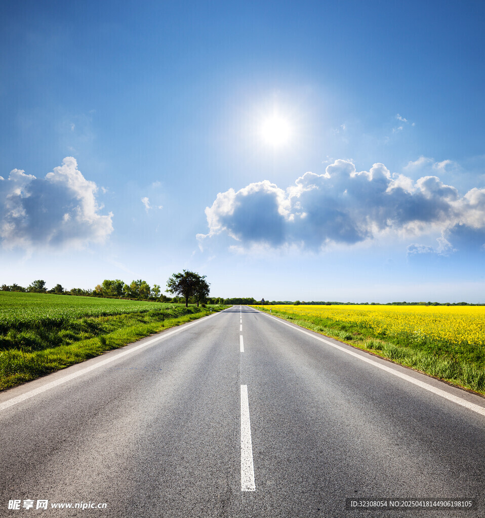 宽阔公路通向明媚远方