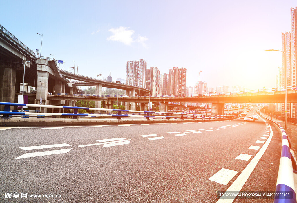 城市道路清晨阳光景象