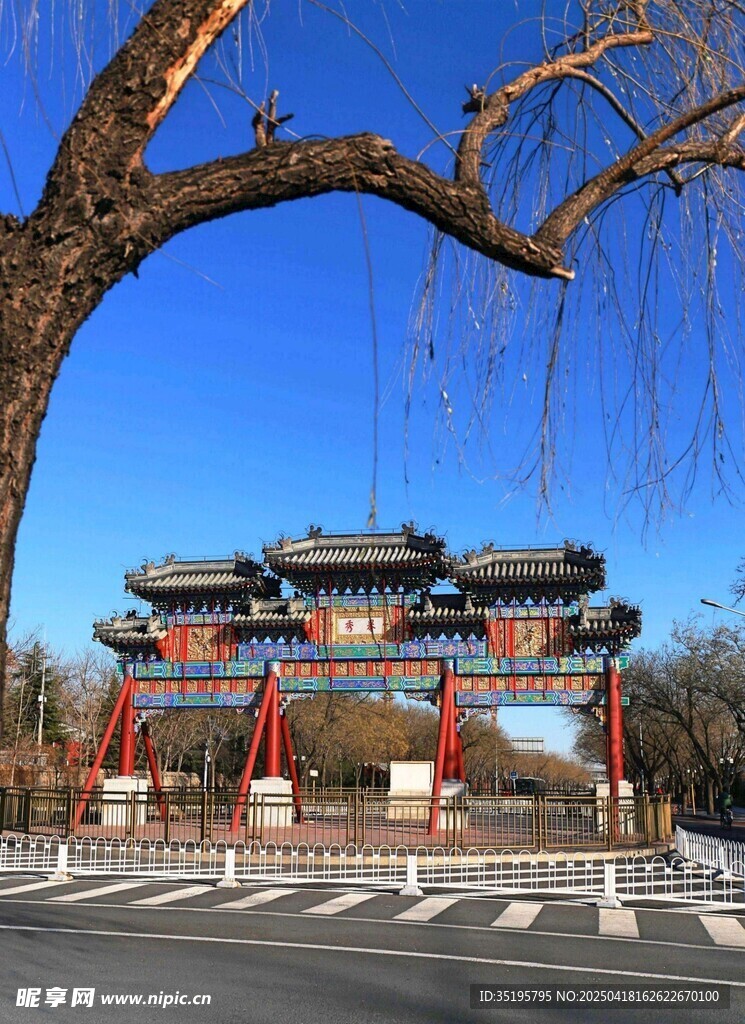中式牌坊前的蓝天与垂柳