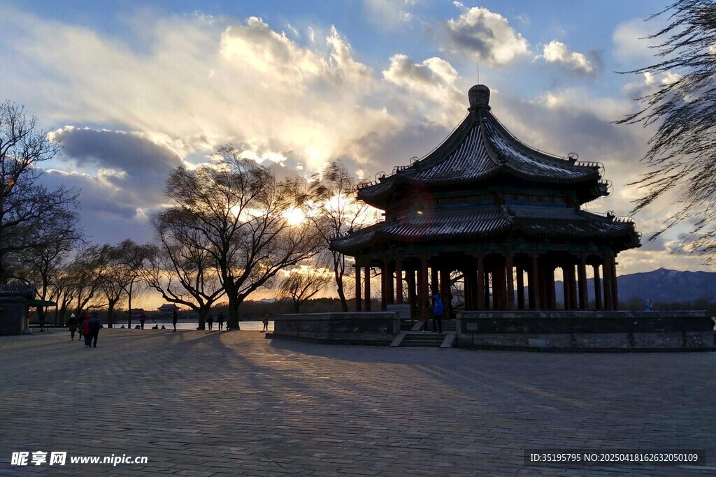 夕阳下的古典亭阁美景