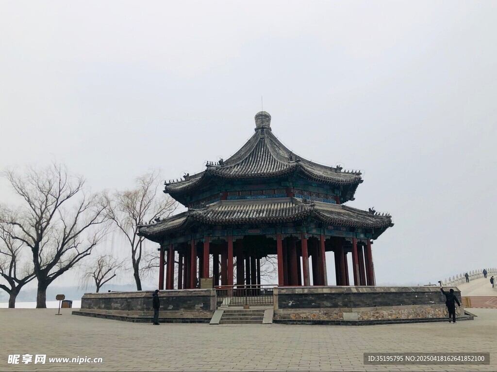 古典凉亭立于开阔场地