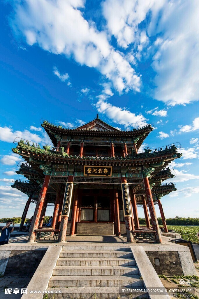 中式古建筑 蓝天白云下