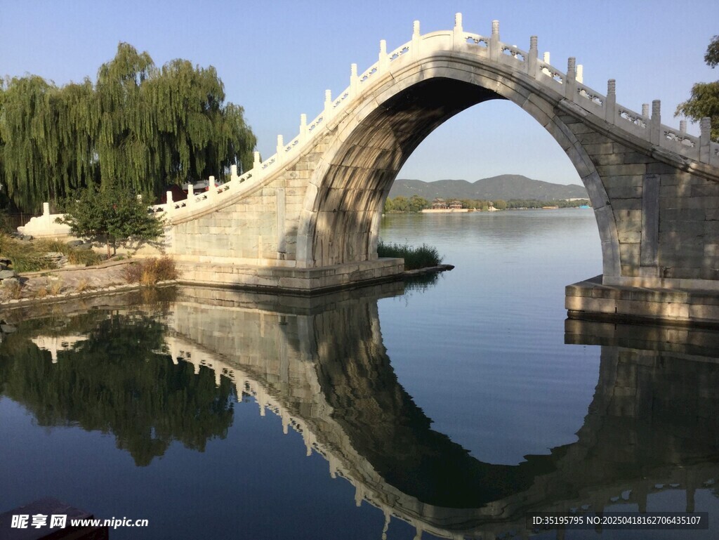 石拱桥映于平静湖面