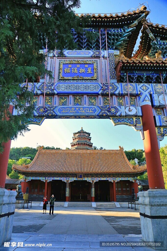 古典牌坊下的中式建筑景观