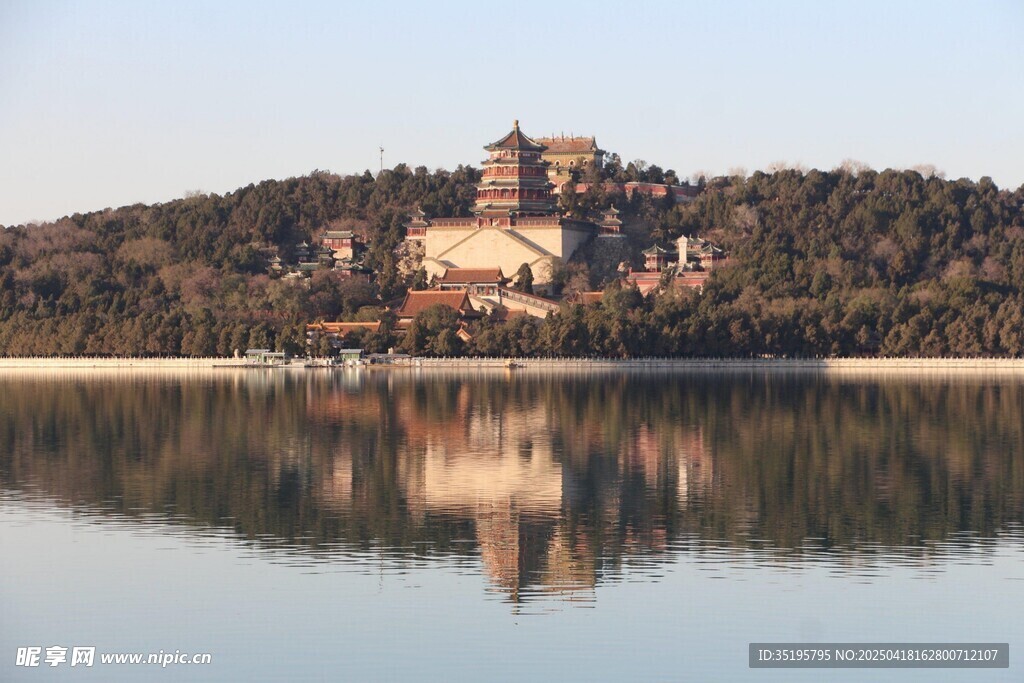 颐和园湖景中的古建筑倒影
