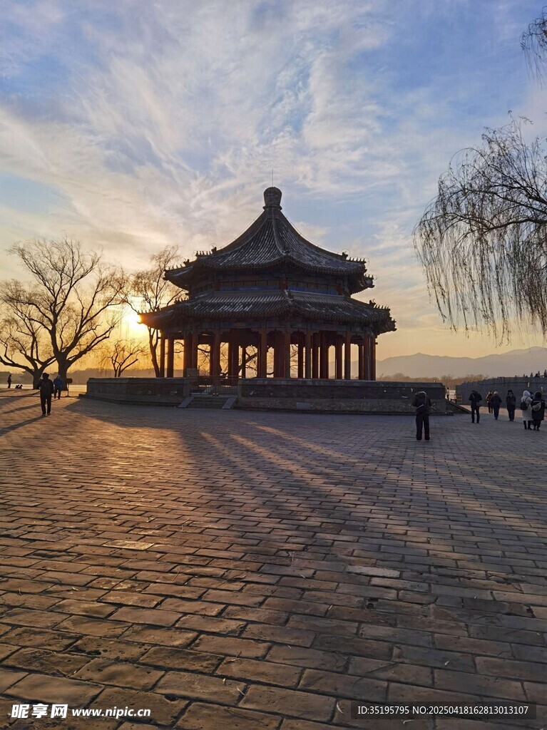 夕阳下的古典亭阁美景