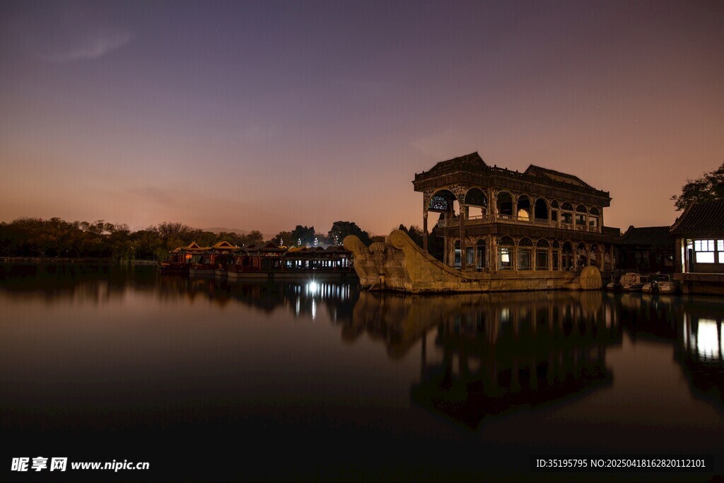 湖畔古建夜景静谧如画