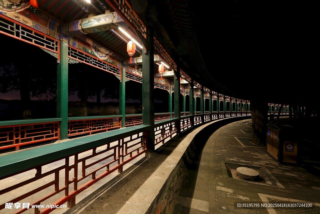 夜晚中式长廊夜景