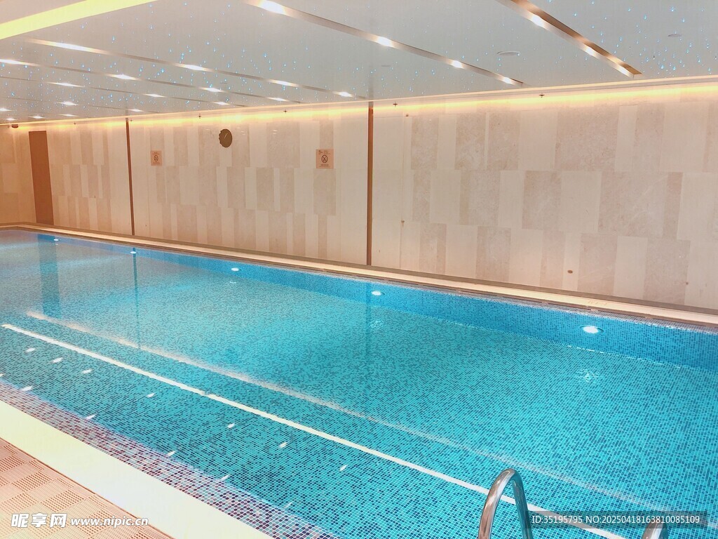 室内现代化泳池场景展示