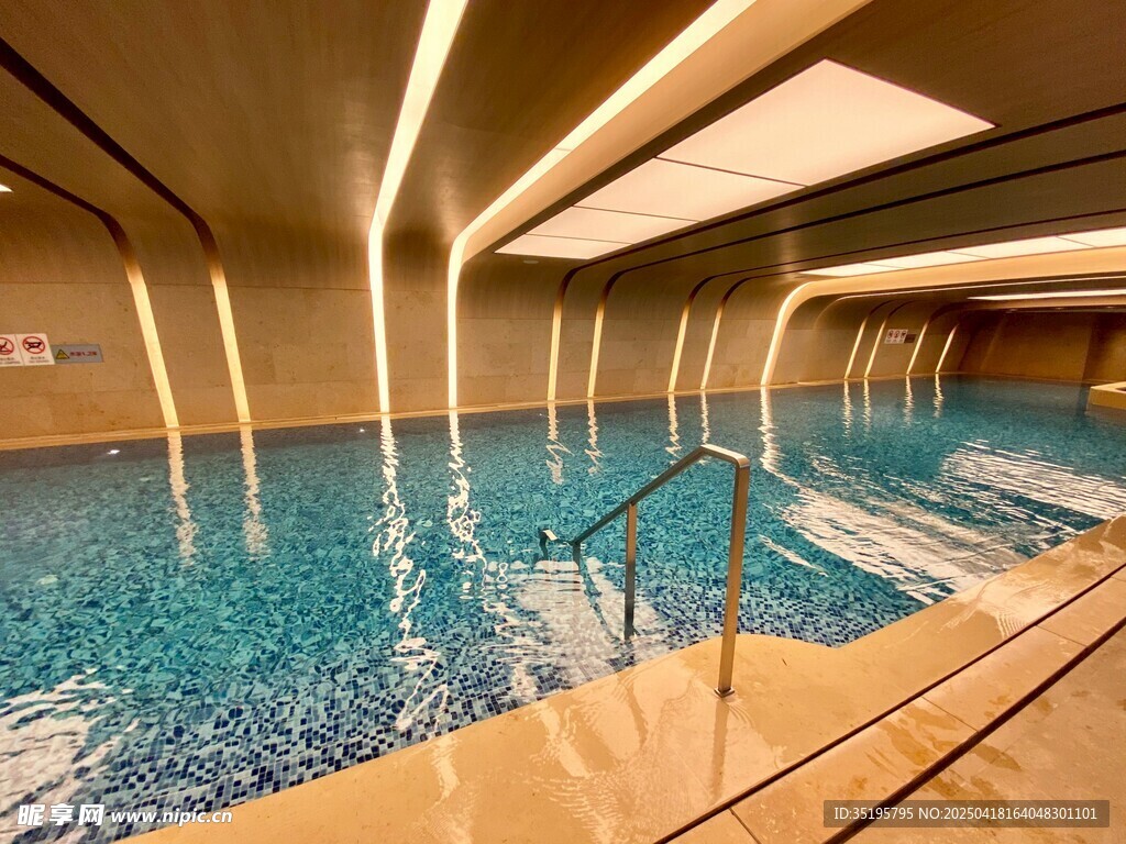 室内豪华泳池场景展示