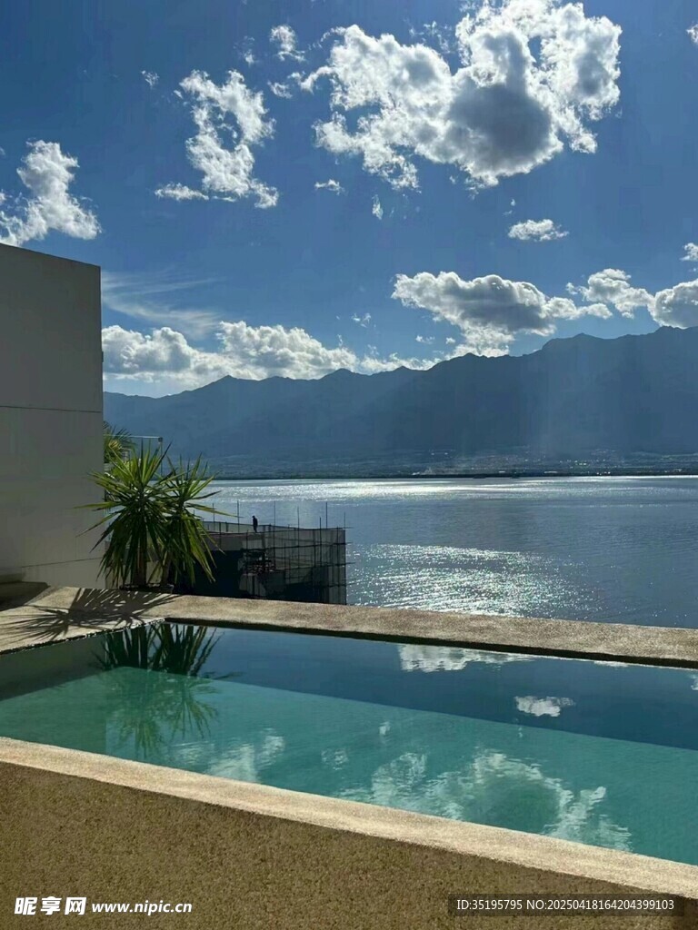 海景泳池边的惬意风光