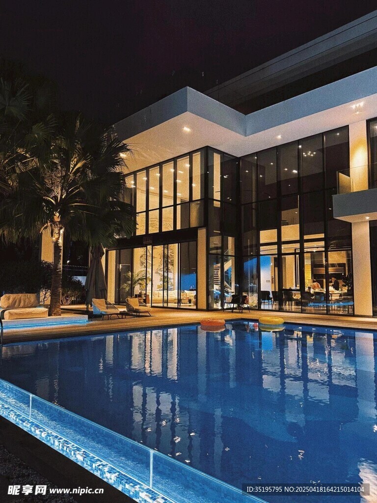 夜晚奢华泳池旁的现代建筑