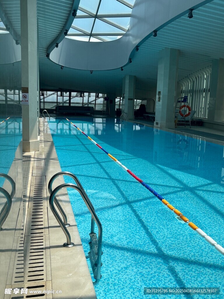 室内明亮的现代化游泳池