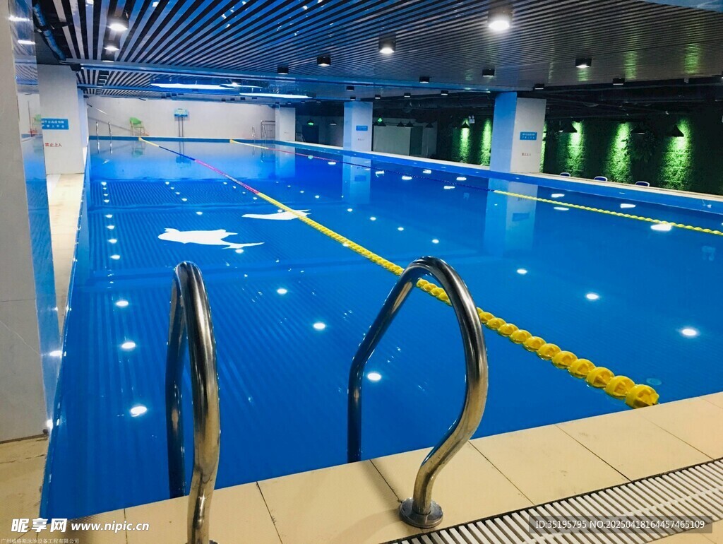 室内干净的现代化游泳池
