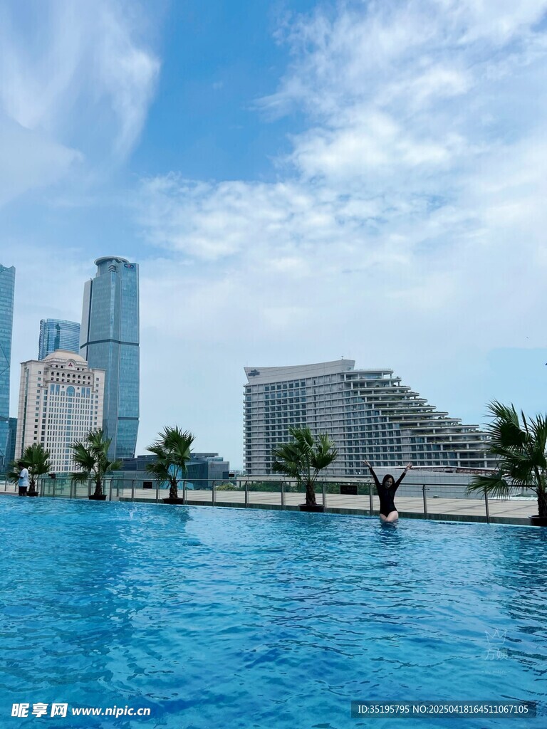 城市泳池边的天际线美景