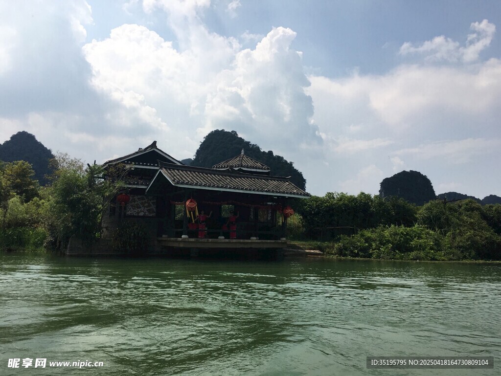 山水间的中式建筑景观