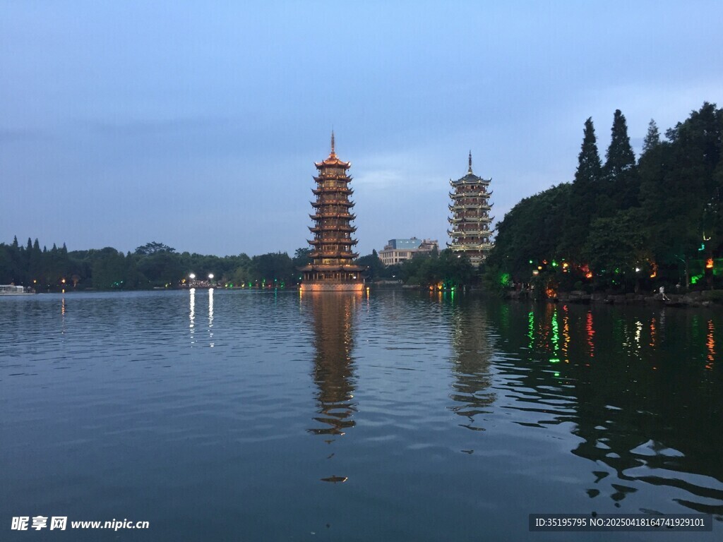 湖畔古塔夜景秀丽如画