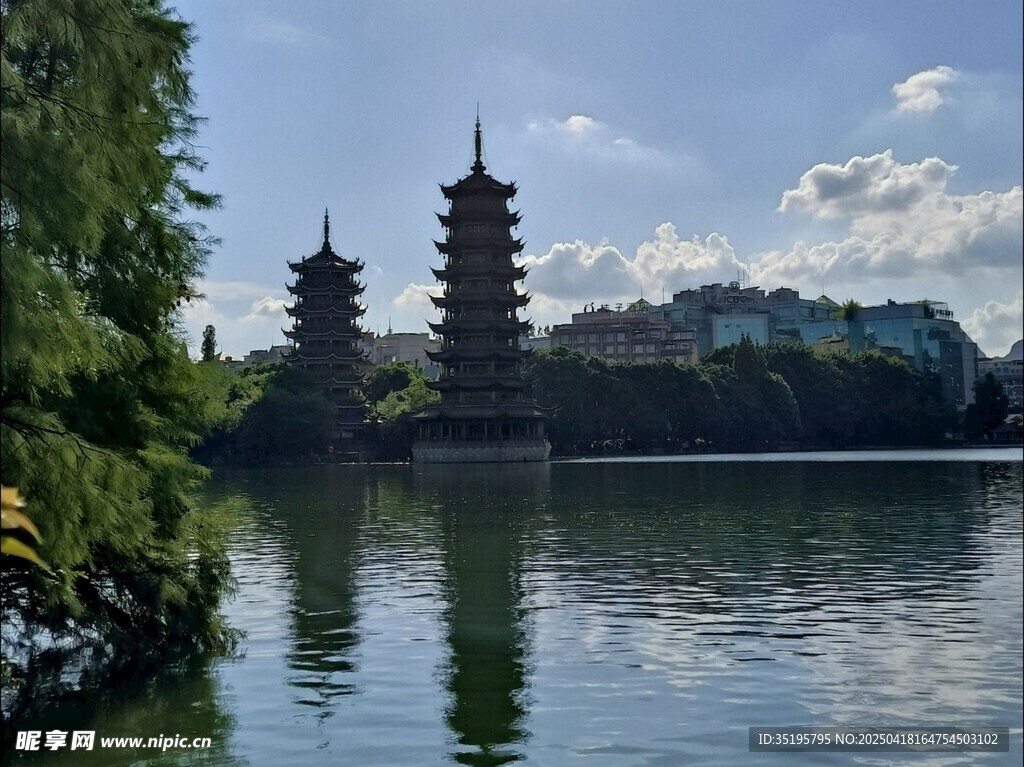 湖畔古塔映碧水