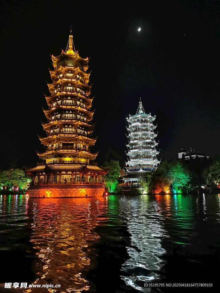 桂林双塔夜景璀璨迷人