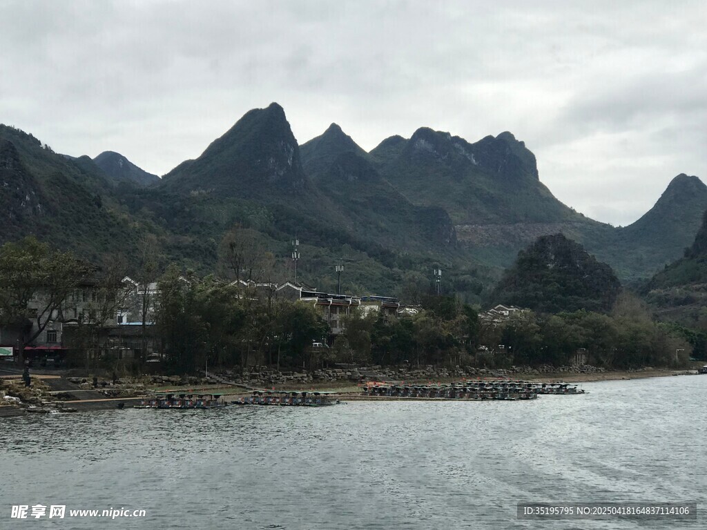 山水相依的宁静江畔风光