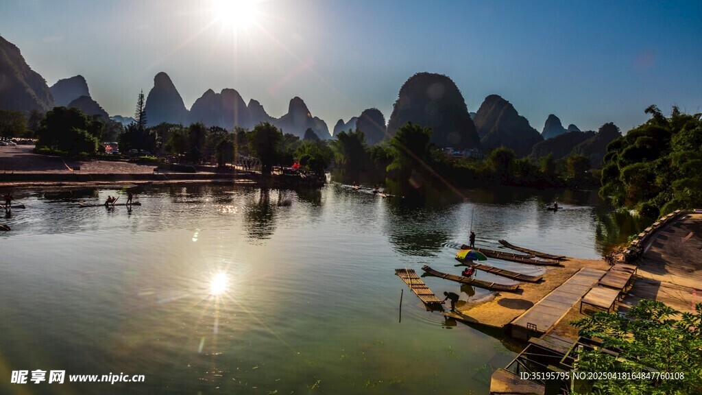 河畔日出美景如画