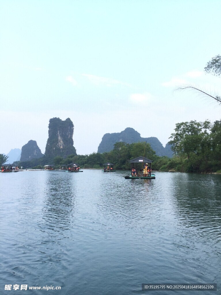 漓江山水美景泛舟画面