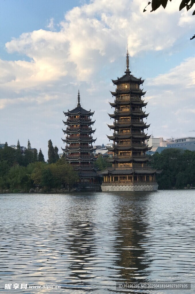 湖畔双塔映于波光之上