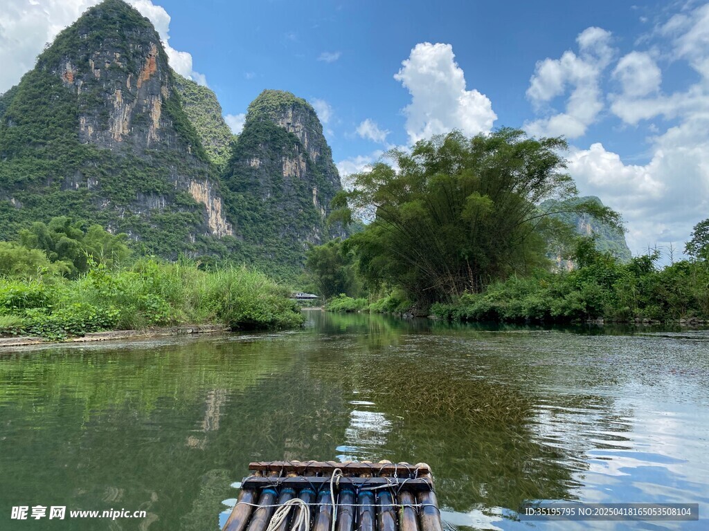 漓江山水间的竹筏美景