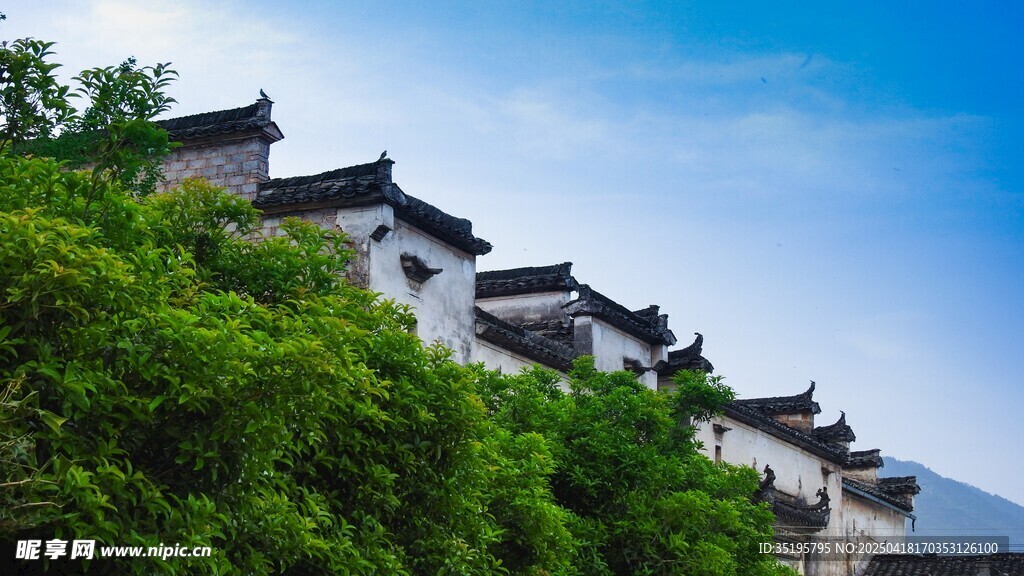 青山环抱中的中式古建筑群
