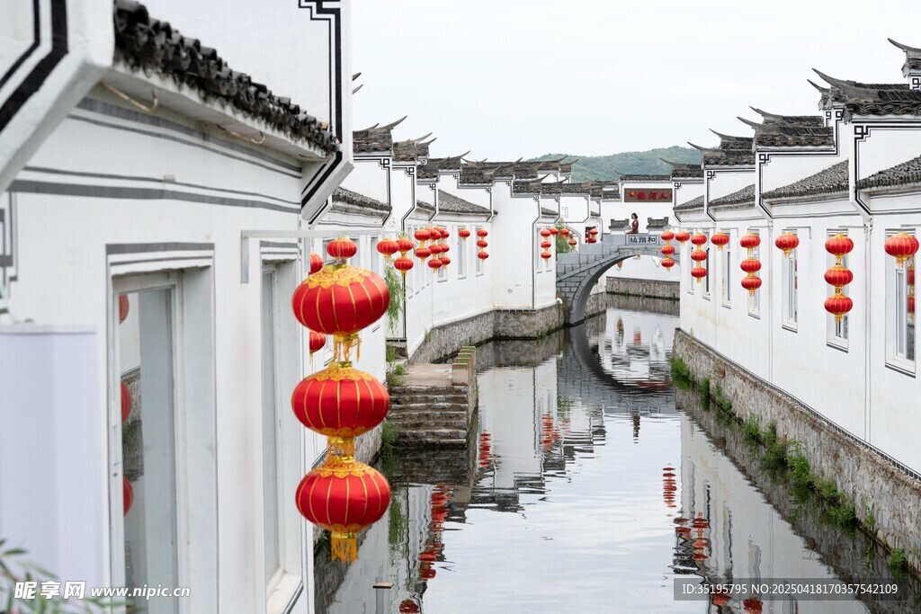 水乡小巷挂红灯笼美景